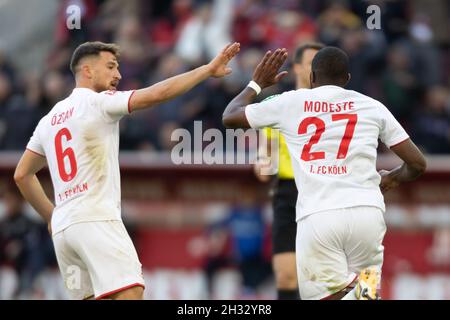 Köln, Deutschland. Okt. 2021. Köln, Deutschland, 24.10.2021, Bundesliga, Spieltag 9, 1. FC Köln - Bayer 04 Leverkusen, Salih Oezcan (Köln), Anthony Modeste (Köln) feiern. Quelle: Jürgen Schwarz/Alamy Live News Stockfoto