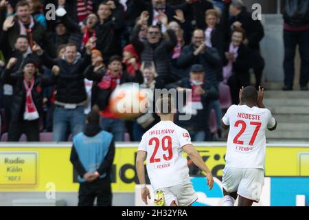 Köln, Deutschland. Okt. 2021. Köln, Deutschland, 24.10.2021, Bundesliga, Spieltag 9, 1. FC Köln - Bayer 04 Leverkusen, Jan Uwe Thielmann (Köln), Anthony Modeste (Köln) feiern nach dem Tor. Quelle: Jürgen Schwarz/Alamy Live News Stockfoto