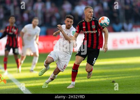 Köln, Deutschland. Okt. 2021. Köln, Deutschland, 24.10.2021, Bundesliga, Spieltag 9, 1. FC Köln - Bayer 04 Leverkusen, Salih Oezcan (Köln), Mitchel Bakker (B04) kämpfen um den Ball. Quelle: Jürgen Schwarz/Alamy Live News Stockfoto