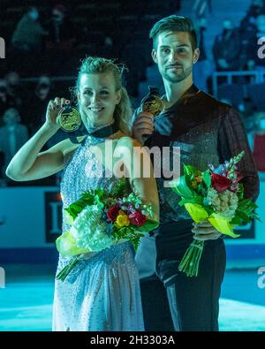Las Vegas, USA. Okt. 2021. Madison Hubbell und Zachary Donohue aus den Vereinigten Staaten, die Silbermedaillengewinnerinnen der Welt 2021, gewinnen die Goldmedaille beim ISU Guaranteed Rate Skate America 2021 in der Orleans Arena, Las Vegas, Nevada am 24. Oktober 2021 (Foto von Jeff Wong/Sipa USA). Quelle: SIPA USA/Alamy Live News Stockfoto