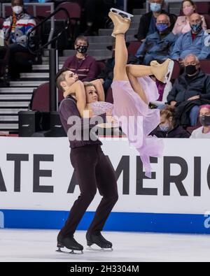 Las Vegas, USA. Okt. 2021. Madison Hubbell und Zachary Donohue aus den Vereinigten Staaten, die Silbermedaillengewinnerinnen der Welt von 2021, liefern ein weiteres exzellentes langes Programm ab und gewinnen die Goldmedaille beim ISU Guaranteed Rate Skate America 2021 in der Orleans Arena, Las Vegas, Nevada am 24. Oktober 2021 (Foto von Jeff Wong/Sipa USA). Quelle: SIPA USA/Alamy Live News Stockfoto