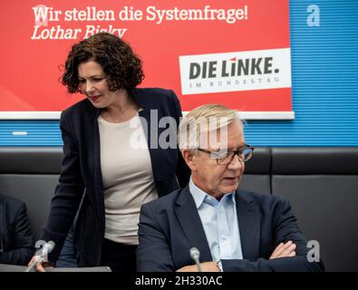 25. Oktober 2021, Berlin: Amira Mohamed Ali, Fraktionsvorsitzende der Partei die Linke, trifft mit Dietmar Bartsch, Fraktionsvorsitzenden der Partei, zur Fraktionssitzung im Bundestag ein. In der konstituierenden Sitzung tagt der neu gewählte Bundestag am 26.10.21 erstmals. Foto: Michael Kappeler/dpa Stockfoto