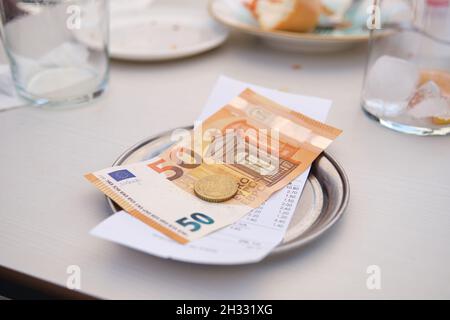 Wechselkassette aus Metall mit dem Schein und einem 50-Euro-Schein und Münzen. Stockfoto