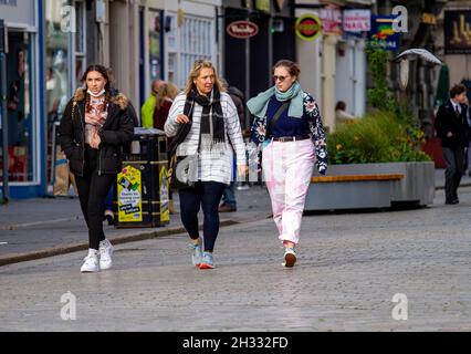 Dundee, Tayside, Schottland, Großbritannien. 25. Oktober 2021. UK Wetter: Strahlender Herbstsonne mit einer kalten Brise durch Nordostschottland, Temperaturen bis zu 12 Grad Die Anwohner sind vom kalten Oktoberwetter gut eingepackt, während sie den ganzen Tag im Stadtzentrum von Dundee einkaufen. Kredit: Dundee Photographics/Alamy Live Nachrichten Stockfoto