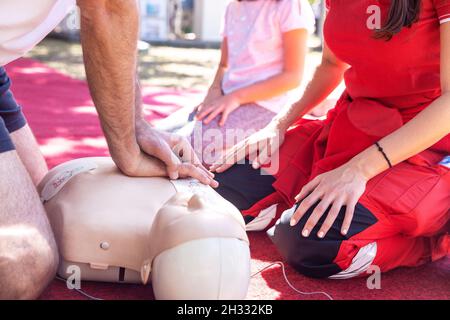 Erste-Hilfe- und HLW-Schulung mit einem automatisierten externen Defibrillator - AED Stockfoto
