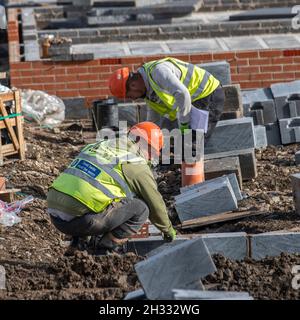 Keepmoat Häuser Bauträger, Entwicklungsstufen der Baustelle. Bauherren beginnen mit dem Bau dieser großen neuen Wohnsiedlung. Keepmoat Homes bauen über 500 neue Gemeinschaftshäuser in Farington, in der Nähe von Leyland, Großbritannien Stockfoto