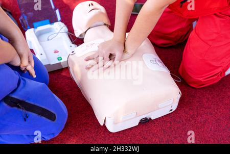 Erste-Hilfe- und HLW-Schulung mit einem automatisierten externen Defibrillator - AED Stockfoto