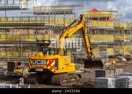 Keepmoat Häuser Bauträger, Entwicklungsstufen der Baustelle. Bauherren beginnen mit dem Bau dieser großen neuen Wohnsiedlung. Keepmoat Homes bauen über 500 neue Gemeinschaftshäuser in Farington, in der Nähe von Leyland, Großbritannien Stockfoto