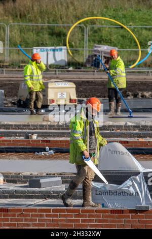 Keepmoat Häuser Bauträger, Entwicklungsstufen der Baustelle. Bauherren beginnen mit dem Bau dieser großen neuen Wohnsiedlung. Keepmoat Homes bauen über 500 neue Gemeinschaftshäuser in Farington, in der Nähe von Leyland, Großbritannien Stockfoto