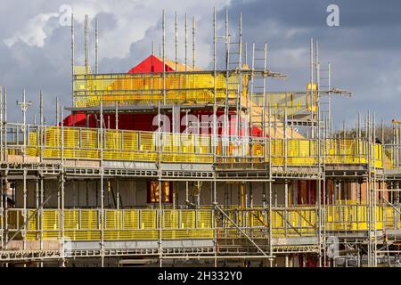 Keepmoat Häuser Bauträger, Entwicklungsstufen der Baustelle. Bauherren beginnen mit dem Bau dieser großen neuen Wohnsiedlung. Keepmoat Homes bauen über 500 neue Gemeinschaftshäuser in Farington, in der Nähe von Leyland, Großbritannien Stockfoto