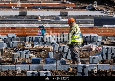 Keepmoat Häuser Bauträger, Entwicklungsstufen der Baustelle. Bauherren beginnen mit dem Bau dieser großen neuen Wohnsiedlung. Keepmoat Homes bauen über 500 neue Gemeinschaftshäuser in Farington, in der Nähe von Leyland, Großbritannien Stockfoto