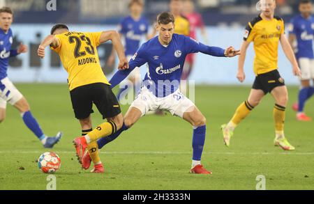 Schalke, Deutschland. 23. Okt, 2021. firo: 23.10.2021 Fuvuball: Fußball: 2. Bundesliga, Saison 2021/2022 FC Schalke 04 - Dynamo Dresden 3: 0 Duelle, Marvin Pieringer Credit: dpa/Alamy Live News Stockfoto