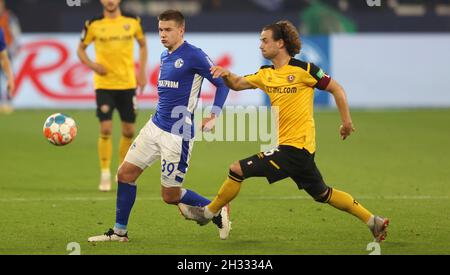 Schalke, Deutschland. 23. Okt, 2021. firo: 23.10.2021 Fuvuball: Fußball: 2. Bundesliga, Saison 2021/2022 FC Schalke 04 - Dynamo Dresden 3: 0 Duelle, Yaroslav Mikhailov Credit: dpa/Alamy Live News Stockfoto