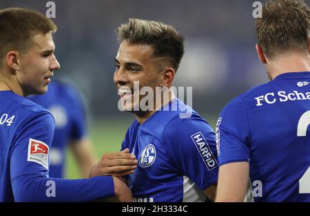 Schalke, Deutschland. 23. Okt, 2021. firo: 23.10.2021 Fuvuball: Fußball: 2. Bundesliga, Saison 2021/2022 FC Schalke 04 - Dynamo Dresden 3: 0 Jubilation, Rodrigo Zalazar Credit: dpa/Alamy Live News Stockfoto