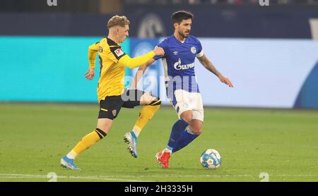 Schalke, Deutschland. 23. Okt, 2021. firo: 23.10.2021 Fuvuball: Fußball: 2. Bundesliga, Saison 2021/2022 FC Schalke 04 - Dynamo Dresden 3: 0 Duelle, Danny Latza, Credit: dpa/Alamy Live News Stockfoto