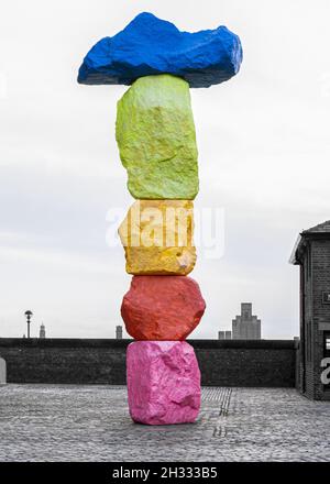 Vertikale Aufnahme von bunten Felsen am Royal Albert Dock in Liverpool, Großbritannien Stockfoto