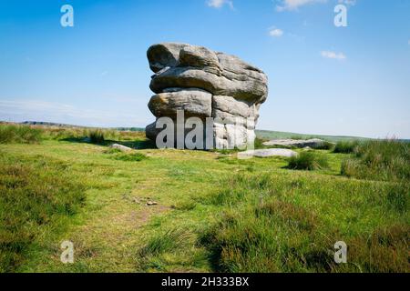 Ein großer erodierter Grundsteinausbiss am Baslow Edge, der aufgrund der Form eines der oberen Abschnitte als Eagle Stone bekannt ist Stockfoto