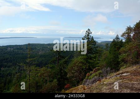 Ein Aussichtspunkt mit Blick auf die Straße von Georgia im Pazifischen Ozean vom Sunshine Coast Hiking Trail, nahe Lund, British Columbia, Kanada. Stockfoto