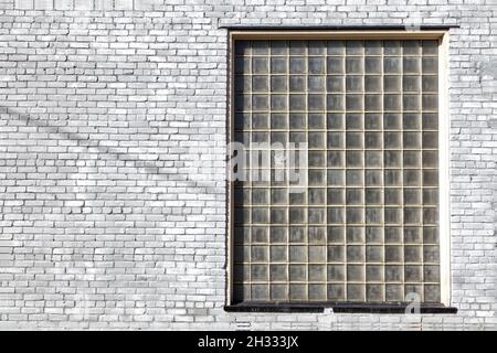 Weiß gestrichene Ziegelwand mit Fleckglasfenster im Vintage-Grunge-Stil im ländlichen Georgien Stockfoto