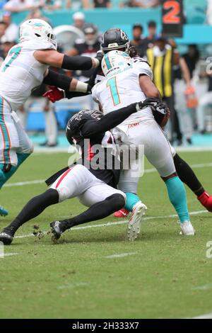 Sonntag, 24. Oktober 2021; Miami Gardens, FL USA; Deion Jones (45), Linebacker der Atlanta Falcons, bekommt den Sack der Miami Dolphins Quarterback Tua Tagovail Stockfoto