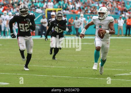 Sonntag, 24. Oktober 2021; Miami Gardens, FL USA; Miami Dolphins Quarterback Tua Tagovailoa (1) kriegt und rennt und bekommt den ersten runter während eines N Stockfoto