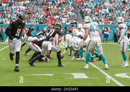 Sonntag, 24. Oktober 2021; Miami Gardens, FL USA; Ein Blick auf die Scrimmage-Linie während eines NFL-Spiels zwischen den Miami Dolphins und dem Atlanta Falcon Stockfoto