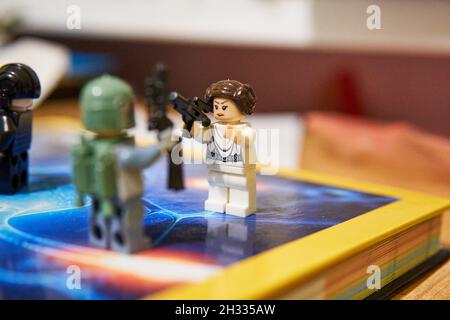 POZNAN, POLEN - 01. Apr 2021: Eine Nahaufnahme des Kampfes mit LEGO Figuren aus Star Wars. Stockfoto