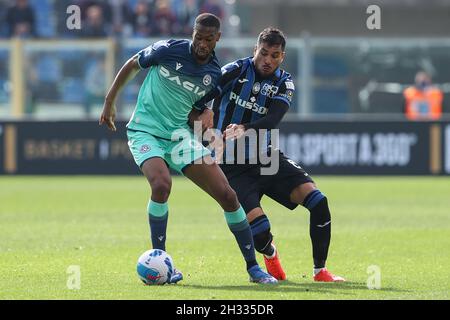 Gewiss Stadium, Bergamo, Italien, 24. Oktober 2021, Norberto Bercinque Gomes Beruncal (Udinese Calcio) und Jose Luis Palomino (Atalanta Bergamasca Calci Stockfoto