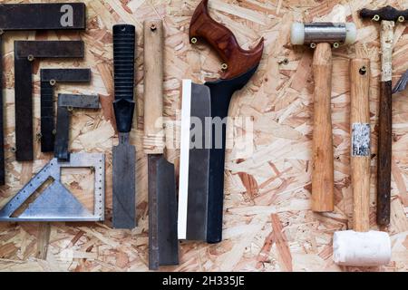 Arbeitswerkzeuge Eine Auswahl an Schreinerei-Werkzeugen hängt in einer Werkstatt für Holzarbeiten Stockfoto