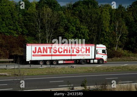 Der Lastwagen Jantschitsch Spedition verbindet die Autobahn M40 an der Anschlussstelle 15, Warwick, Großbritannien Stockfoto