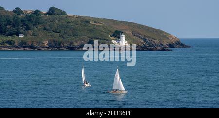 Falmouth, Cornwall, England, Großbritannien. 2021. St Anthony's Lighthouse mit zwei Segelbooten und Blick über die Carrock Roads, in der Nähe von Falmouth, Cornwall Stockfoto