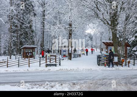 Langlaufloipe zentral mit Menschen Stockfoto