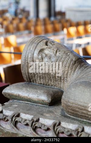 Salisbury Cathedral interior - The Tomb of William Longspee, 3rd Earl of Salisbury, d 1226, illegitimer Sohn von König Henry II, Salisbury Wiltshire UK Stockfoto