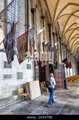 Salisbury Cathedral - Wiltshire Regimentsfarben Flaggen hängen in Salisbury Cathedral interior, Salisbury Wiltshire UK Stockfoto