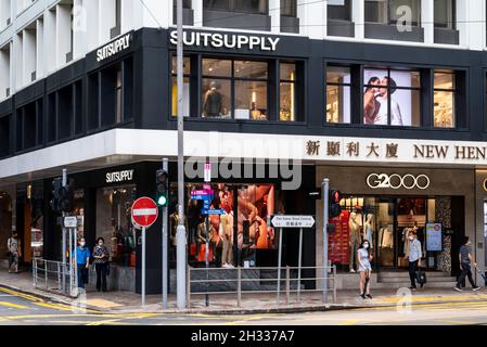 Hongkong, China. Oktober 2021. Die niederländische Herrenmode-Marke SuitSupply Store in Hongkong gesehen. (Foto von Budrul Chukrut/SOPA Images/Sipa USA) Quelle: SIPA USA/Alamy Live News Stockfoto