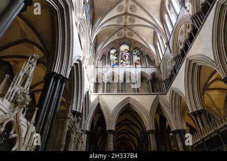 Salisbury Cathedral UK; Innenraum, Säulen, Buntglas und Decke im stimmungsvollen Kirchenschiff, mittelalterliche gotische Architektur aus dem 13th. Jahrhundert, Wiltshire UK Stockfoto