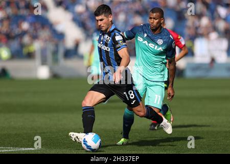 Gewiss Stadium, Bergamo, Italien, 24. Oktober 2021, Rusland Malinovskyi (Atalanta Bergamasca Calcio) schießt den Ball während Atalanta BC gegen Udinese Cal Stockfoto