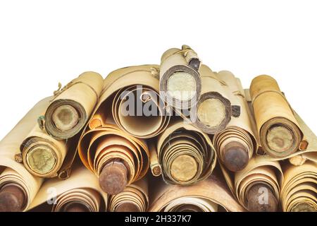 Großer Haufen alter verwitterter Karten- und Zeichnungsrollen, isoliert auf weißem Hintergrund Stockfoto