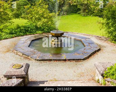 Ein Wasserspiel in den Holehird Gardens, Troutbeck Bridge bei Windermere in Cumbria Stockfoto