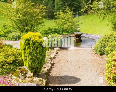 Ein Wasserspiel in den Holehird Gardens, Troutbeck Bridge bei Windermere in Cumbria Stockfoto