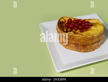 Traditioneller französischer Toast mit Feigen und roten Johannisbeeren. Gebratenes Brot in einer Mischung aus Milch, Eiern und Zucker getränkt. National French Toast Day 28. November. Stockfoto