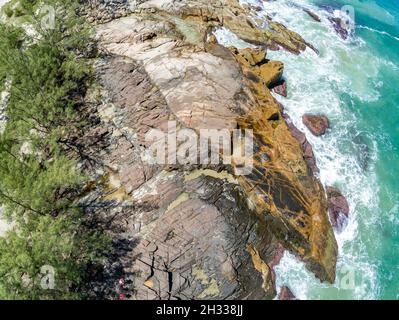 Luftaufnahme mit Wellen, Felsen und Pinien, Praia da Barra, Garopaba, Santa Catarina, Brasilien Stockfoto