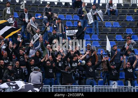 Bergamo, Italien. Okt. 2021. Udinese Calcio Anhänger während Atalanta BC vs Udinese Calcio, Italienische Fußballserie A Spiel in Bergamo, Italien, Oktober 24 2021 Quelle: Independent Photo Agency/Alamy Live News Stockfoto