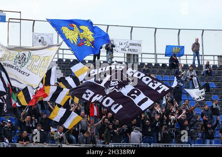 Bergamo, Italien. Okt. 2021. Udinese Calcio Anhänger während Atalanta BC vs Udinese Calcio, Italienische Fußballserie A Spiel in Bergamo, Italien, Oktober 24 2021 Quelle: Independent Photo Agency/Alamy Live News Stockfoto