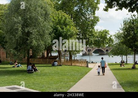 Toulouse (Südfrankreich): Platz „Place de la Daurade“ im historischen Zentrum. Im Hintergrund der Fluss Garonne Stockfoto