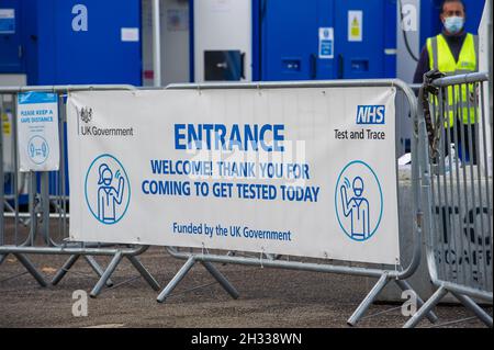 Slough, berkshire, Großbritannien. 25. Oktober 2021. Das Covid-19 Testzentrum in Slough wurde im Vergleich zu seinem Betrieb auf einen sehr kleinen Betrieb zurückgeschraubt. Es war heute Morgen sehr ruhig am Standort, aber die Zahl der positiven Covid-19-Fälle in Slough ist von 419 pro 100,000 Personen in den sieben Tagen bis einschließlich 18. Oktober im Vergleich zur Woche zuvor auf 480 gestiegen. Quelle: Maureen McLean/Alamy Live News Stockfoto