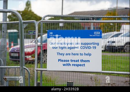 Slough, berkshire, Großbritannien. 25. Oktober 2021. Das Covid-19 Testzentrum in Slough wurde im Vergleich zu seinem Betrieb auf einen sehr kleinen Betrieb zurückgeschraubt. Es war heute Morgen sehr ruhig am Standort, aber die Zahl der positiven Covid-19-Fälle in Slough ist von 419 pro 100,000 Personen in den sieben Tagen bis einschließlich 18. Oktober im Vergleich zur Woche zuvor auf 480 gestiegen. Quelle: Maureen McLean/Alamy Live News Stockfoto