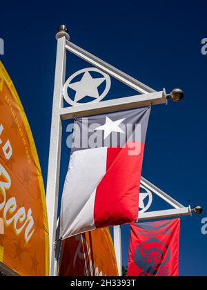 DALLAS, USA - 19. Oktober 2021: Eine vertikale Aufnahme der Texas-Flagge auf der Texas State Fair Stockfoto