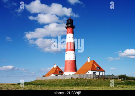 Der Leuchtturm von Westerhever, Westerheversand bei St. Peter Ording, blauer Himmel, Cumulus Wolkenken, Sommer, Stockfoto