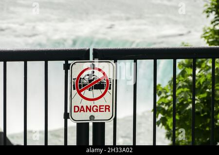 NIAGARA FALLS, ONTARIO, KANADA - 29. MAI 2016: Warnschild auf Metallzaun in der Nähe der Niagarafälle Stockfoto